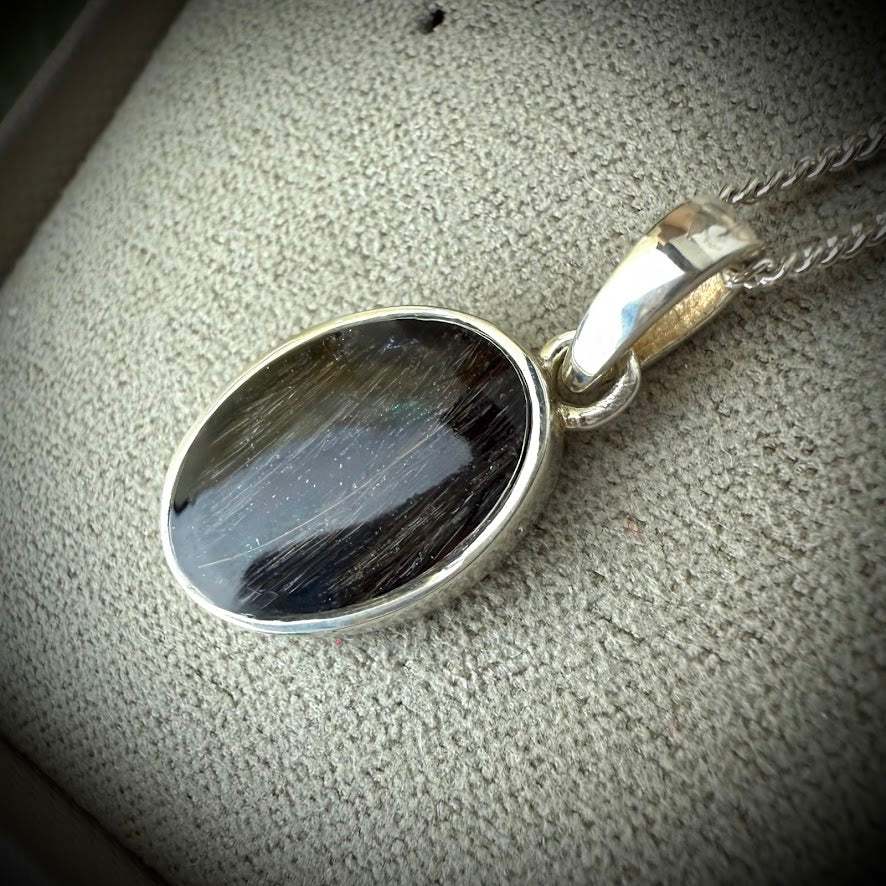 The Simple Oval Pendant