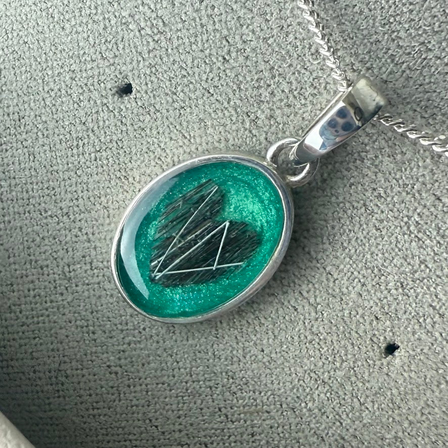 The Simple Oval Pendant