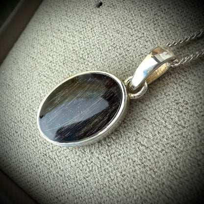 The Simple Oval Pendant