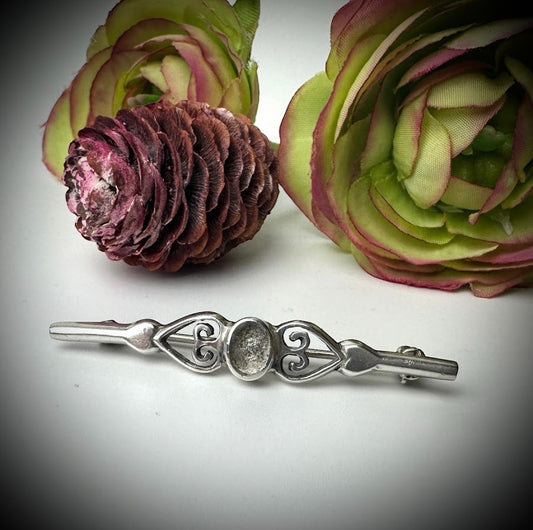 Vintage Oval Heart Brooch / Pin